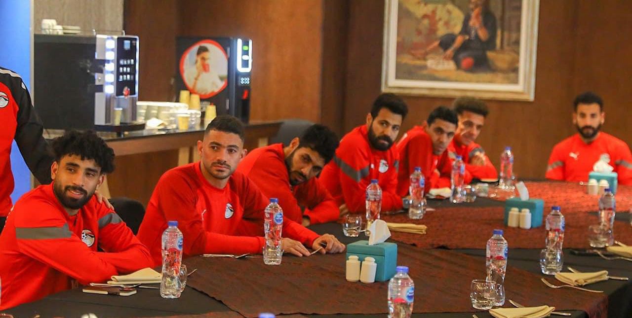 وزير الرياضة يزور معسكر المنتخب قبل السفر إلى كوت ديفوار