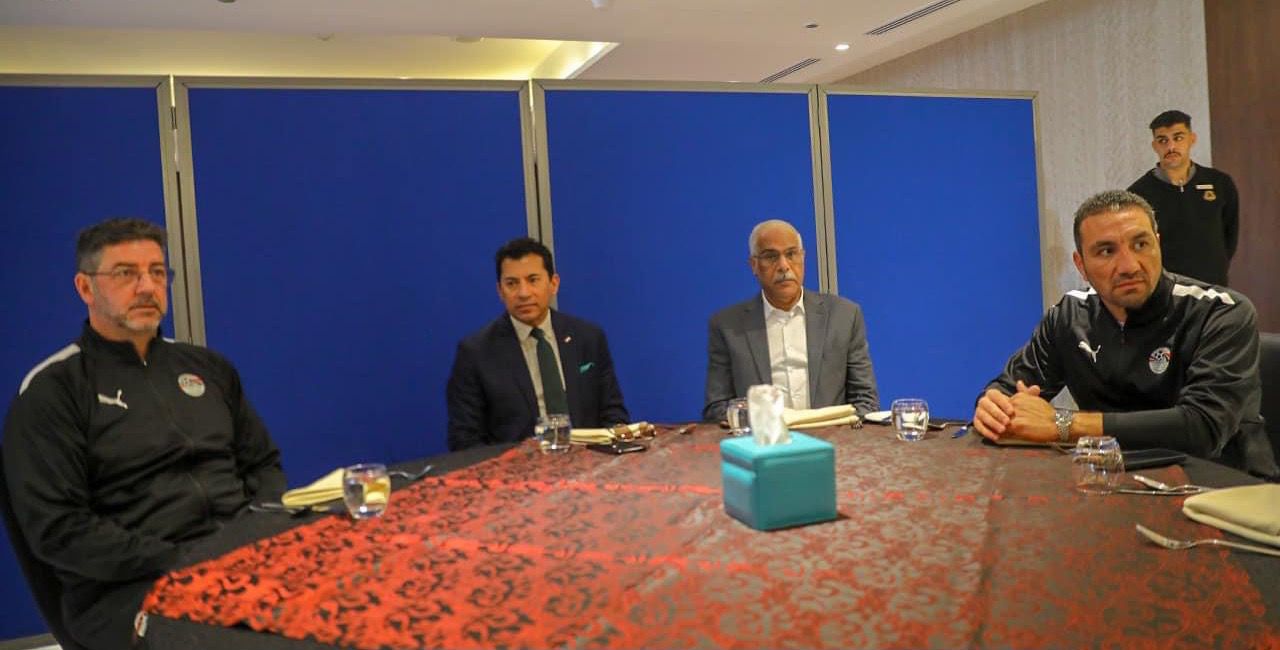 وزير الرياضة يزور معسكر المنتخب قبل السفر إلى كوت ديفوار