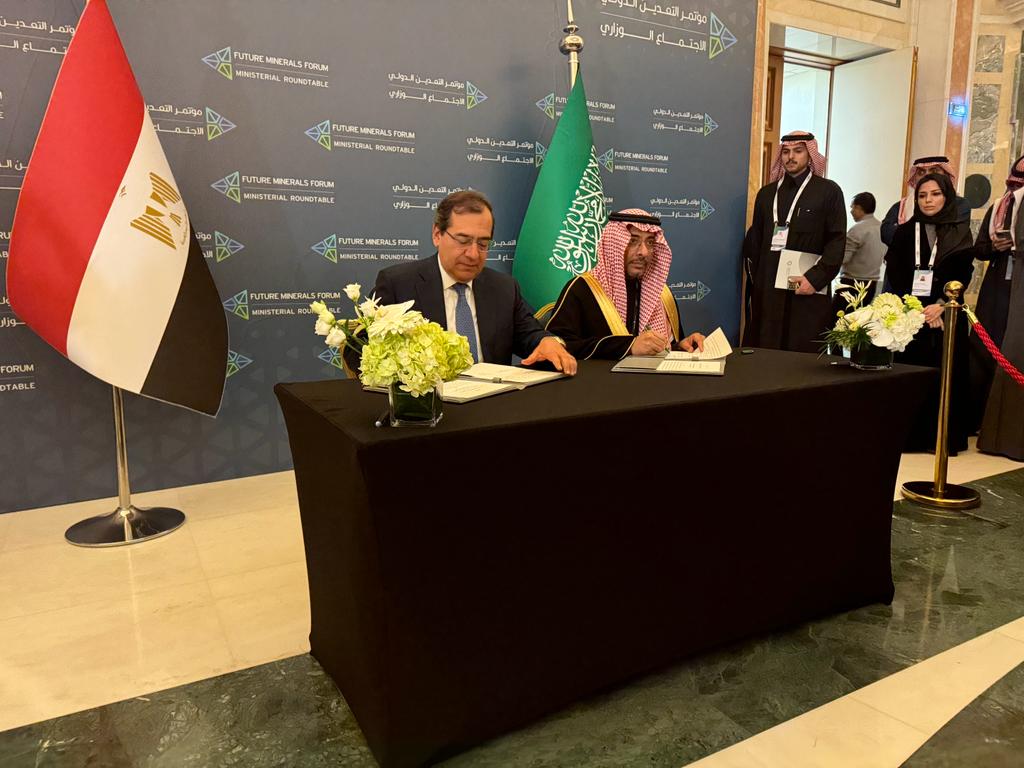 المهندس طارق الملا وزير البترول والثروة المعدنية خلال توقيع مذكرة التفاهم