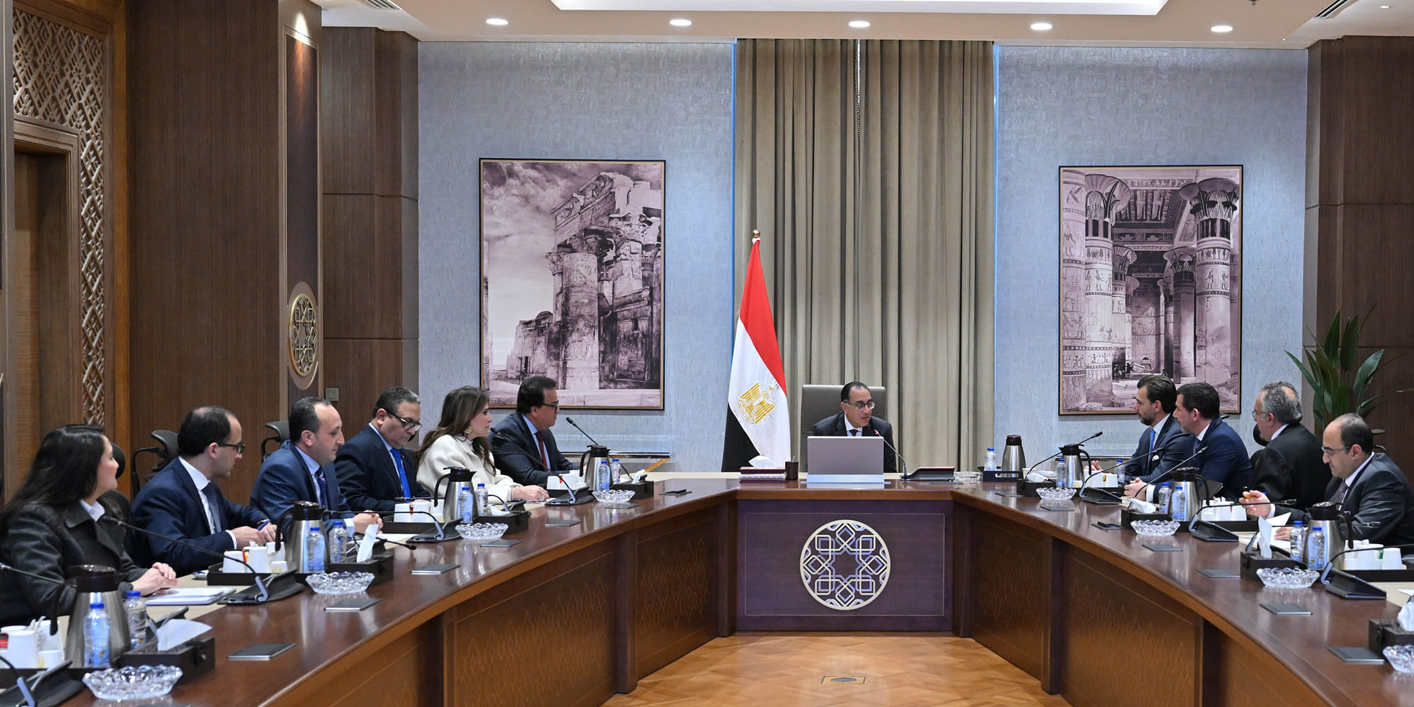 رئيس الوزراء مع مسئولي مجموعة أثينا الطبية