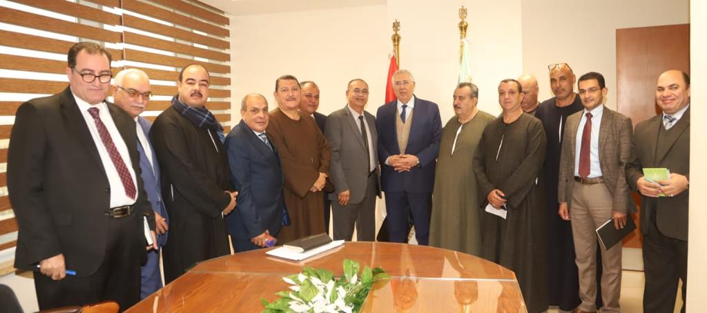 وزير الزراعة مع رؤساء الجمعيات والاتحادات التعاونية الزراعية