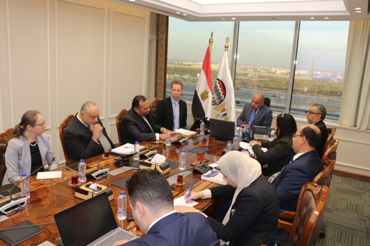 وزير قطاع الأعمال العام مع وفد البنك الدولي