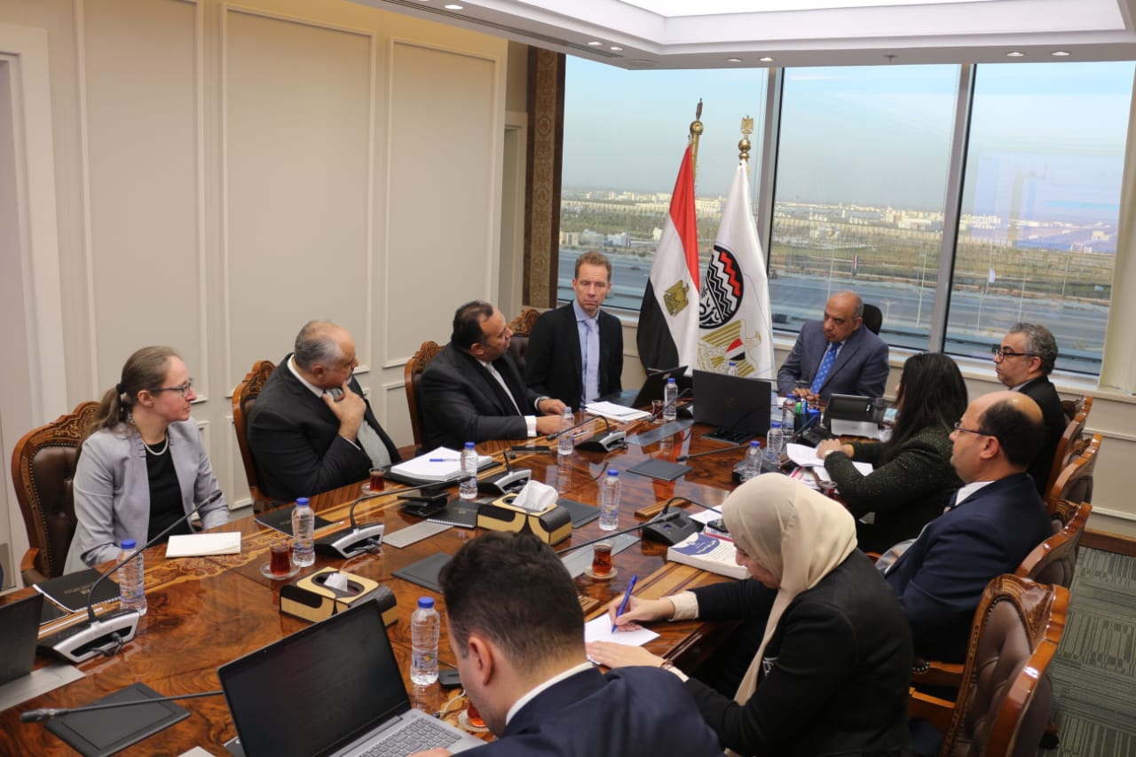 وزير قطاع الأعمال العام مع وفد البنك الدولي