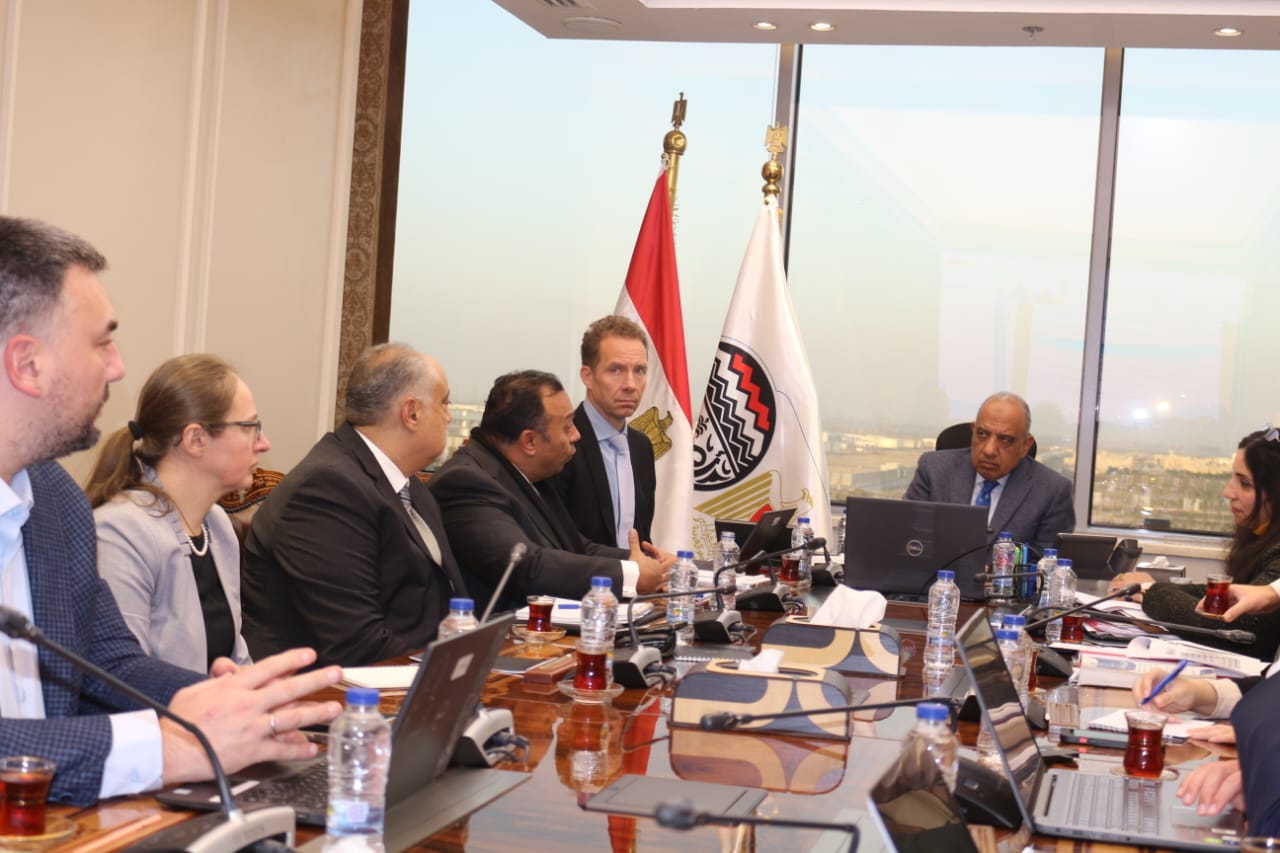 وزير قطاع الأعمال العام مع وفد البنك الدولي