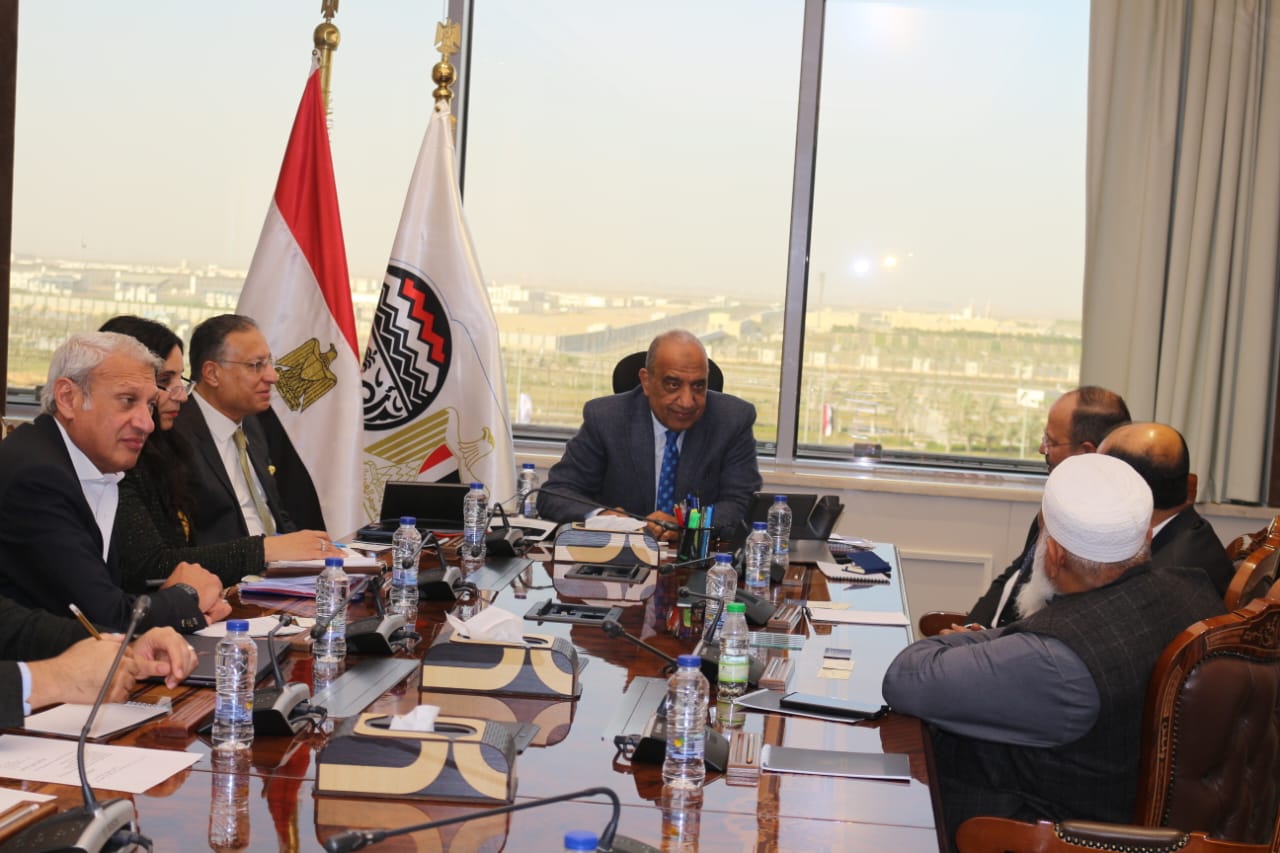 وزير قطاع الأعمال العام مع وفدا من المستثمرين الباكستانيين