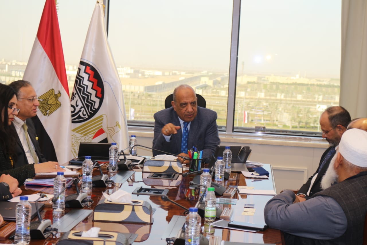 وزير قطاع الأعمال العام مع وفدا من المستثمرين الباكستانيين