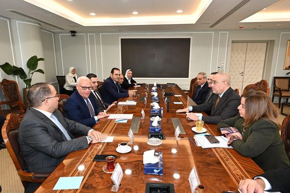 وزير الإسكان يعقد اجتماع مع محافظ بورسعيد