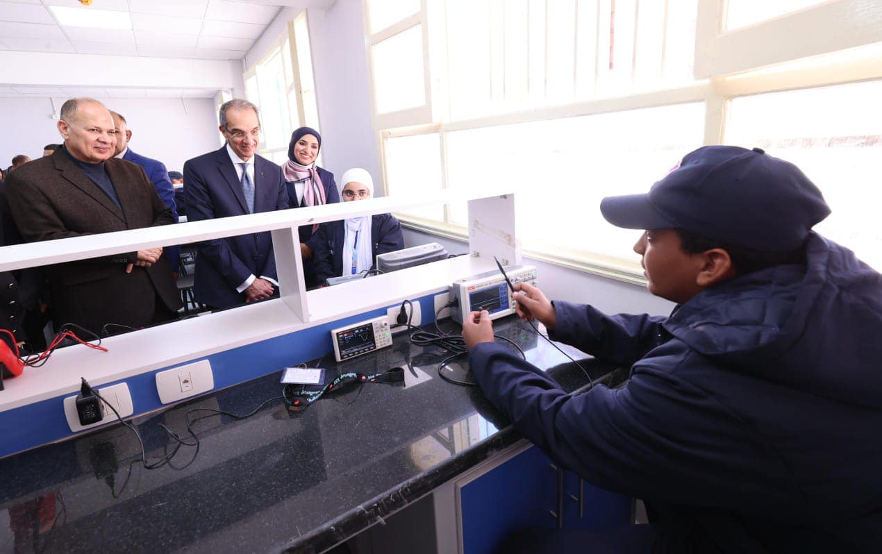 وزير الأتصالات يزور شركتين لنقل تكنولوجيا المعلومات بأسيوط