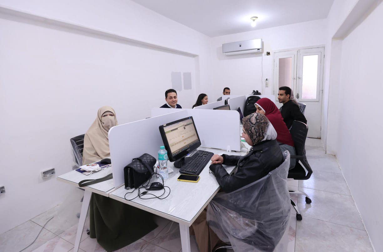 وزير الأتصالات يزور شركتين لنقل تكنولوجيا المعلومات بأسيوط