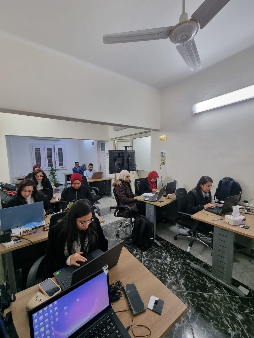 وزير الأتصالات يزور شركتين لنقل تكنولوجيا المعلومات بأسيوط