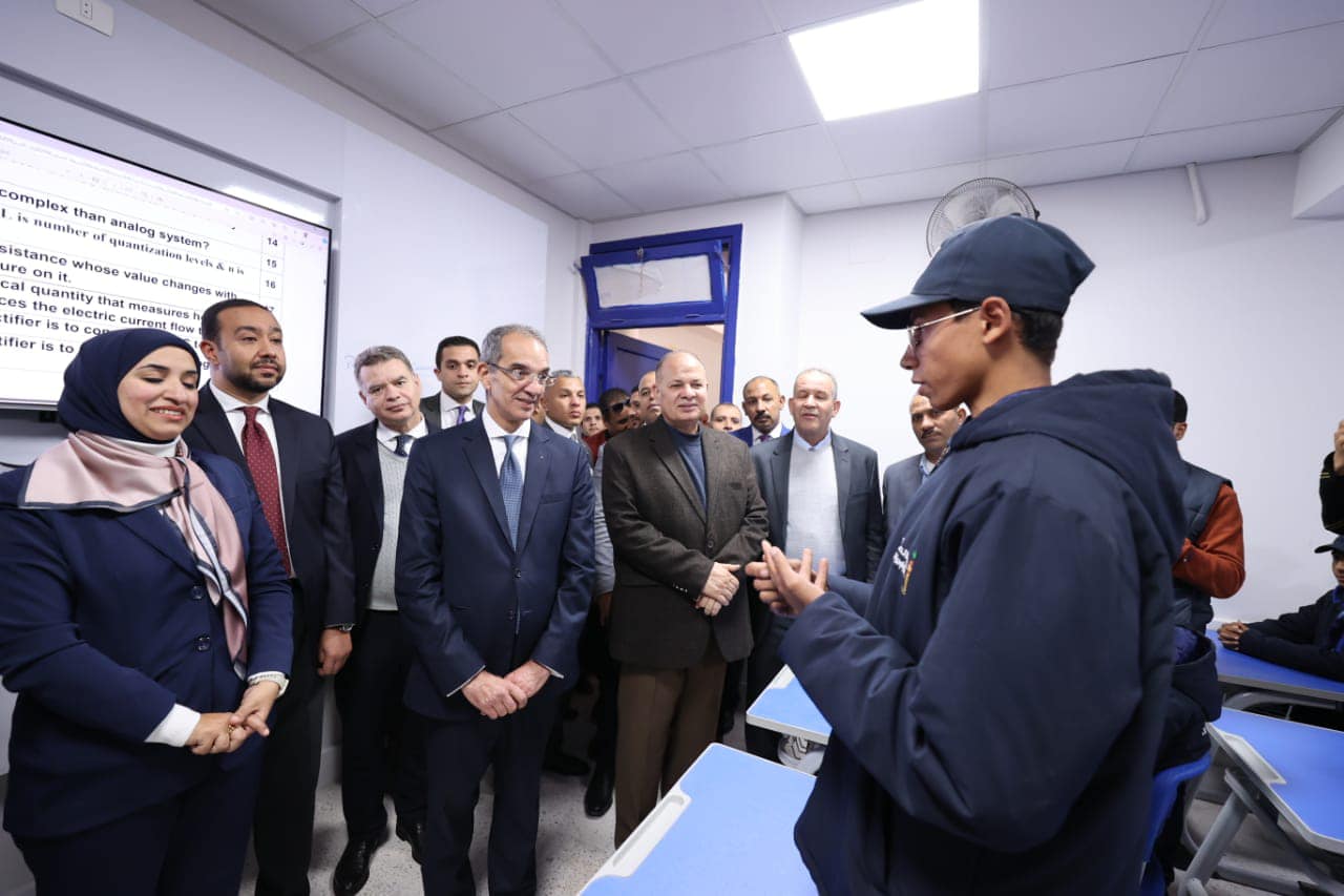 وزير الأتصالات يزور شركتين لنقل تكنولوجيا المعلومات بأسيوط