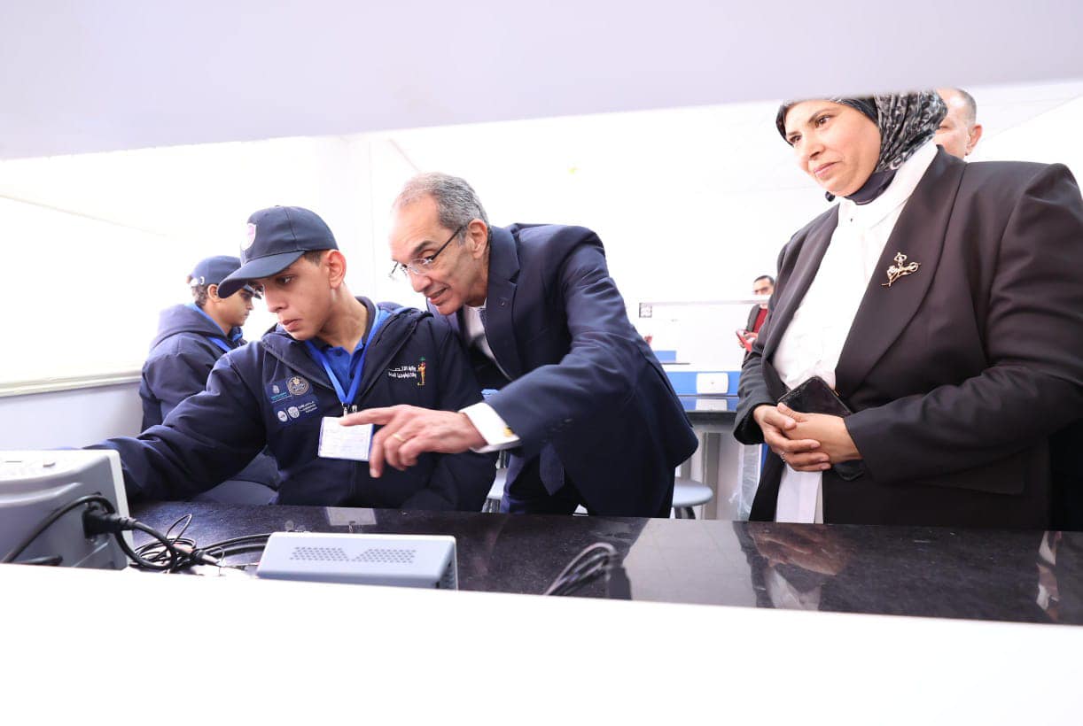 وزير الأتصالات يزور شركتين لنقل تكنولوجيا المعلومات بأسيوط