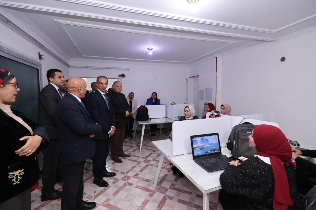 وزير الأتصالات يزور شركتين لنقل تكنولوجيا المعلومات بأسيوط