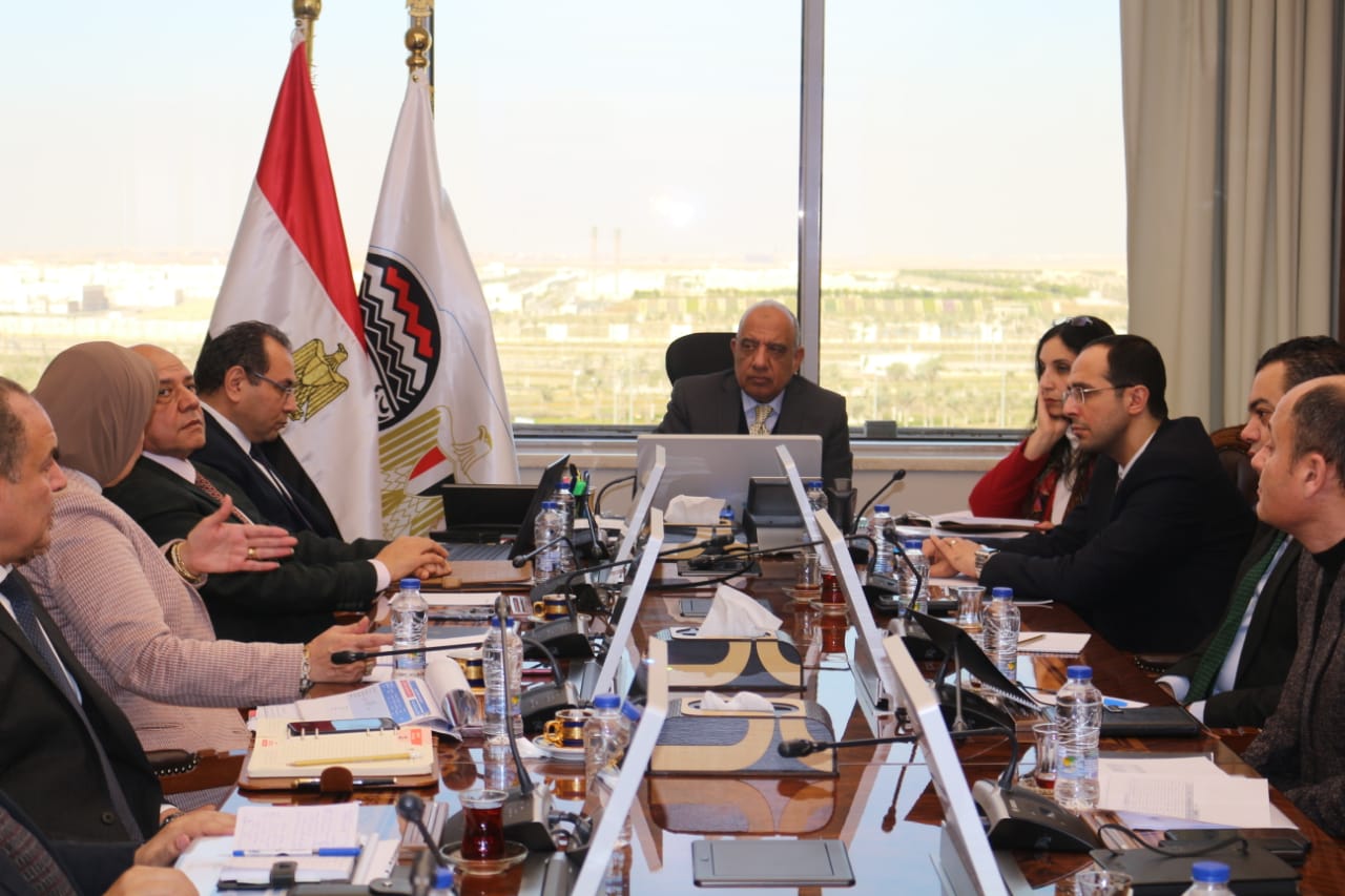 عصمت فى اجتماع مع رؤساء شركات القطن والغزل والنسيج