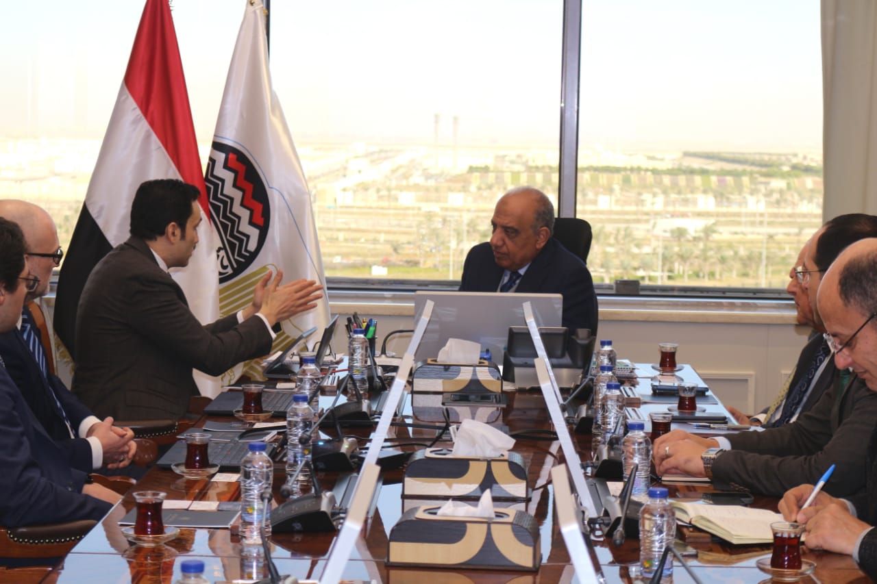 وزير قطاع الأعمال في اجتماع مع رئيس شركة