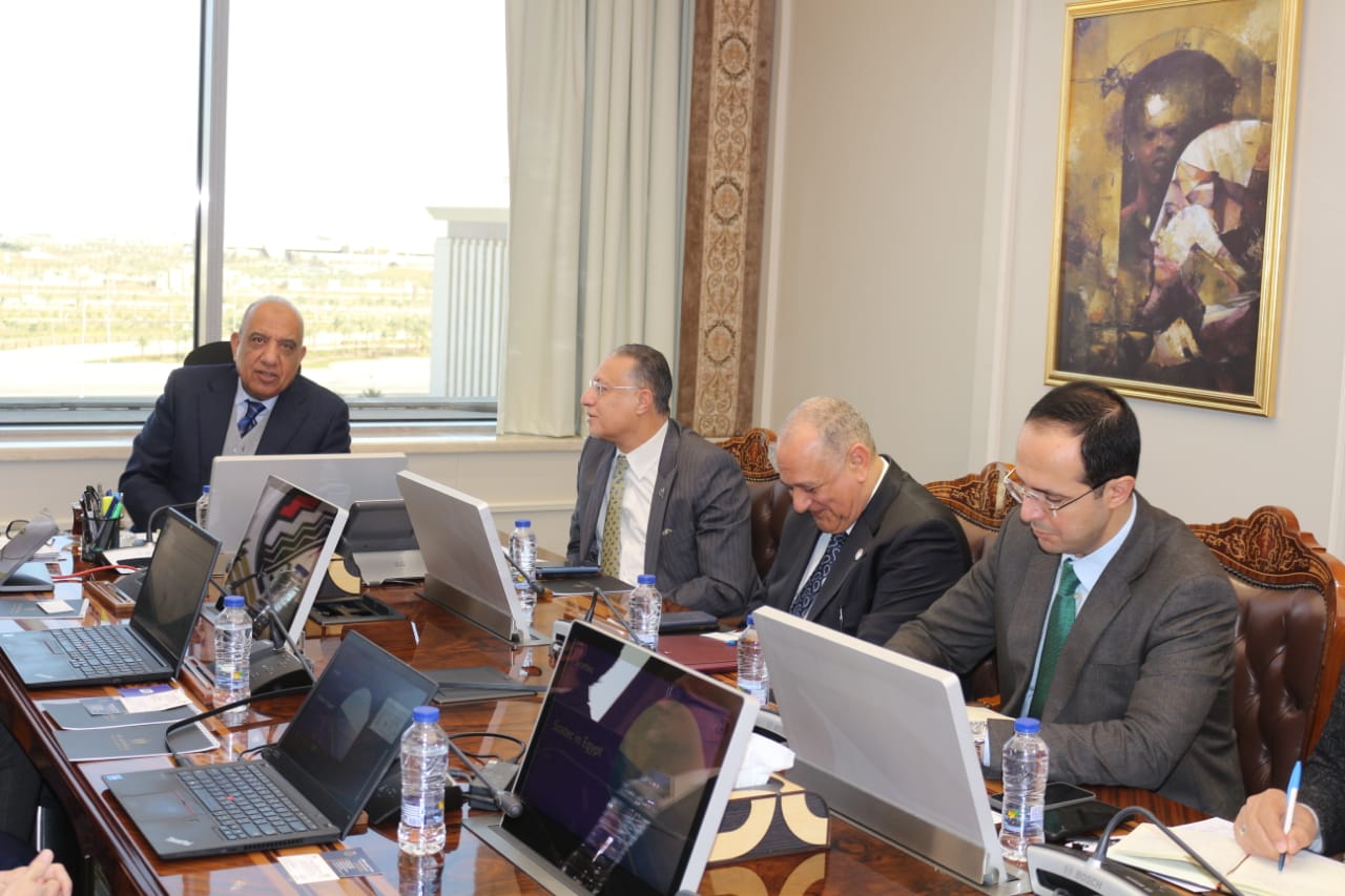 وزير قطاع الأعمال في اجتماع مع رئيس شركة