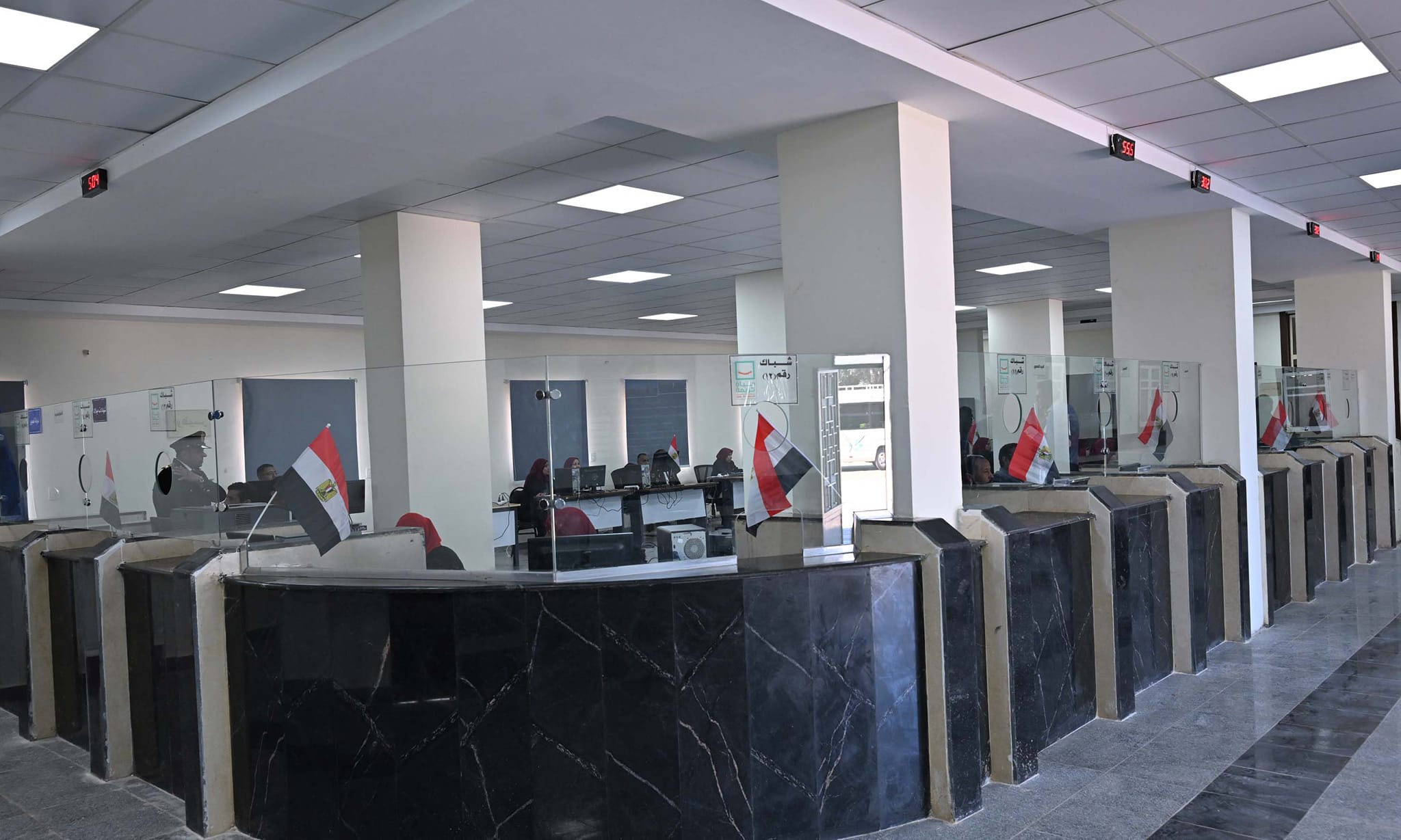 رئيس الوزراء يتفقد مجمع الخدمات الحكومية بقرية فارس