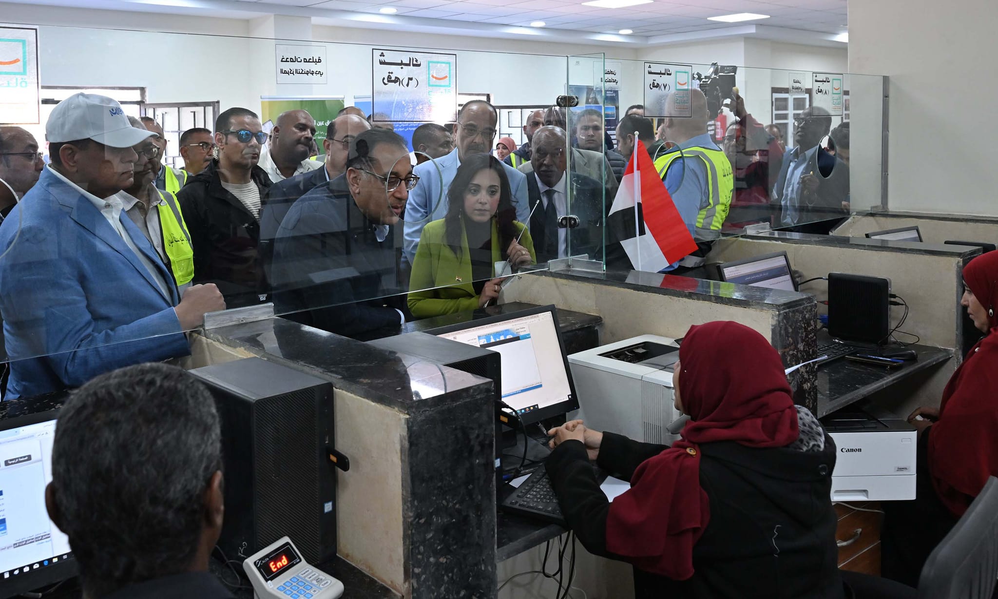 رئيس الوزراء يتفقد مجمع الخدمات الحكومية بقرية فارس