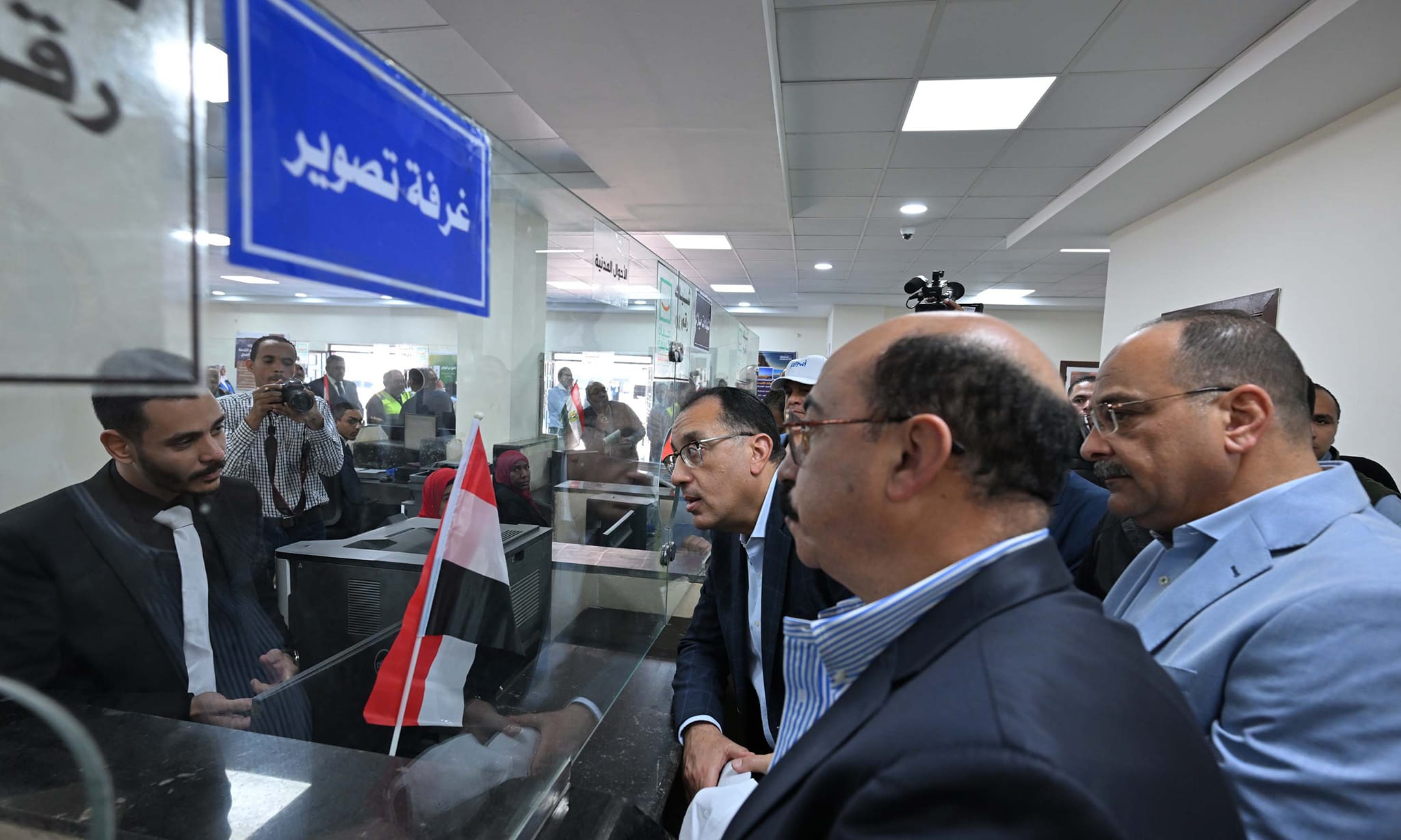 رئيس الوزراء يتفقد مجمع الخدمات الحكومية بقرية فارس
