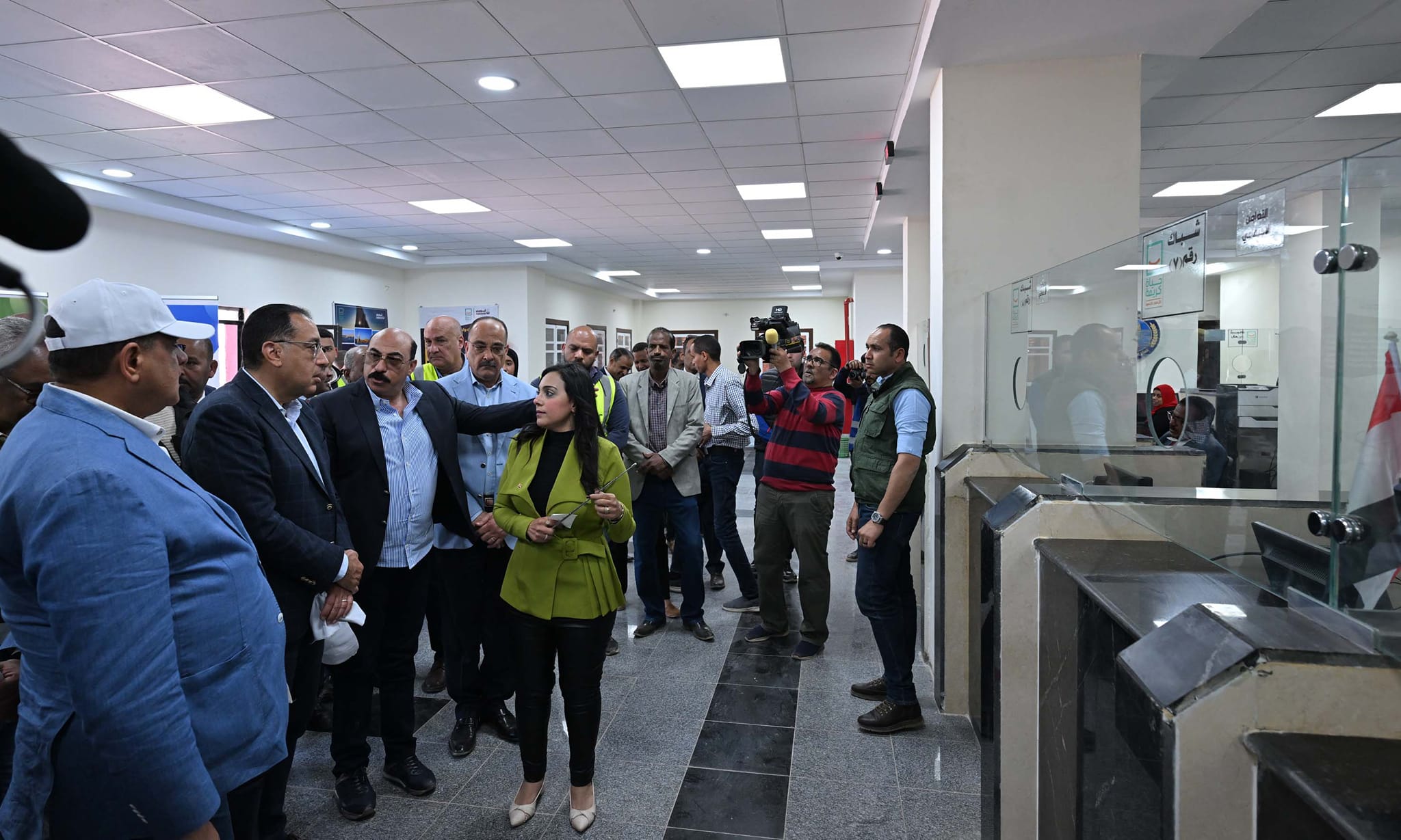 رئيس الوزراء يتفقد مجمع الخدمات الحكومية بقرية فارس