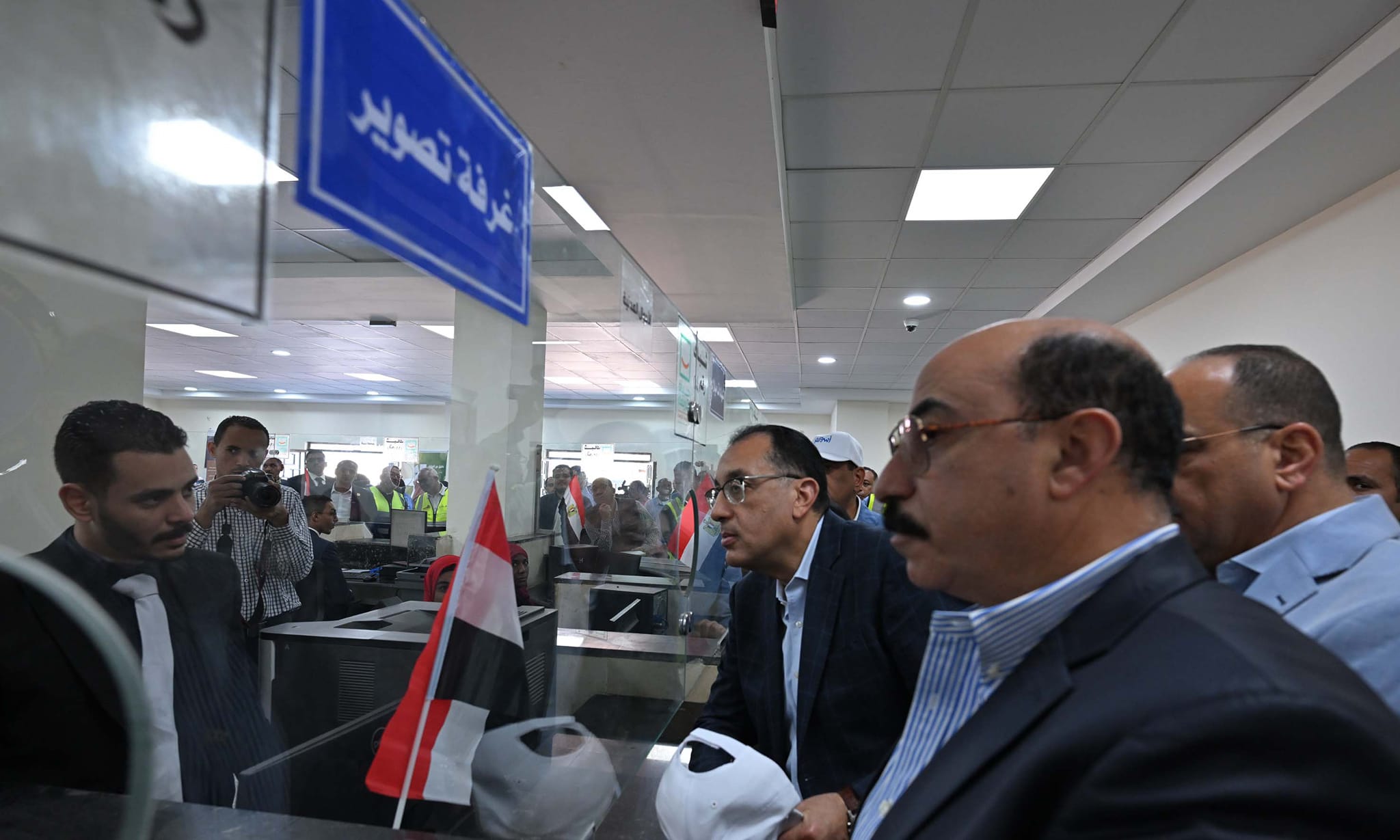 رئيس الوزراء يتفقد مجمع الخدمات الحكومية بقرية فارس