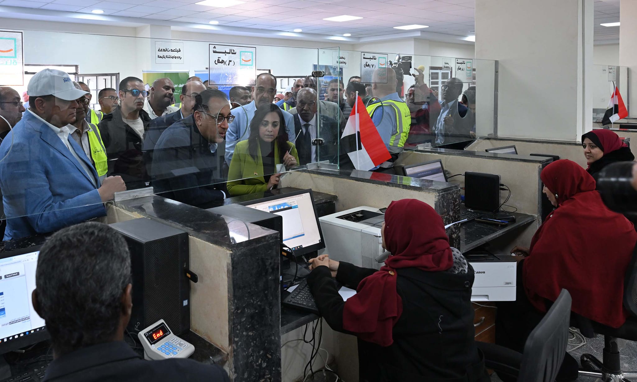 رئيس الوزراء يتفقد مجمع الخدمات الحكومية بقرية فارس