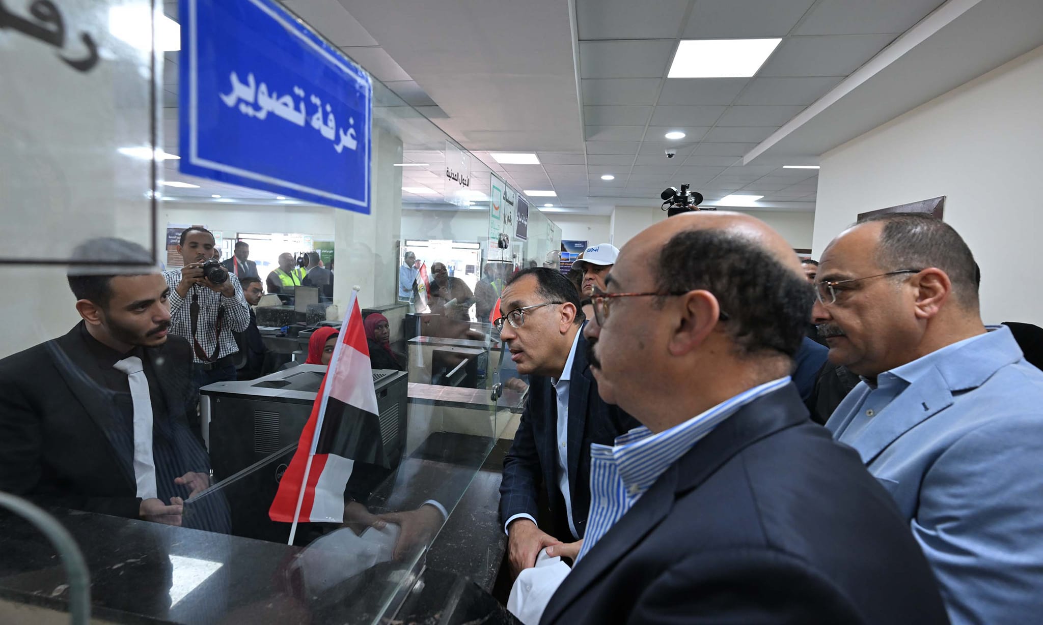 رئيس الوزراء يتفقد مجمع الخدمات الحكومية بقرية فارس