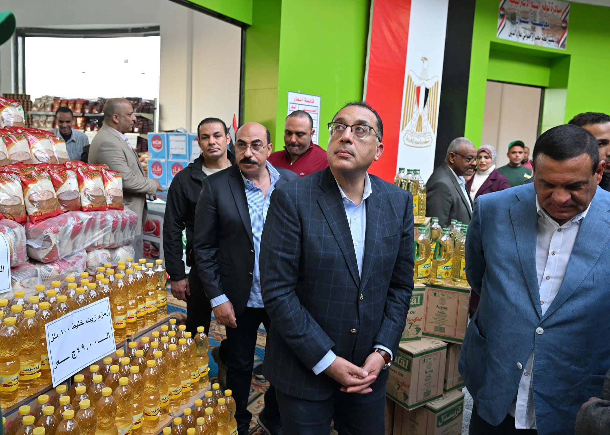 رئيس الوزراء يتفقد معرض السلع الغذائية بحي اللوتس