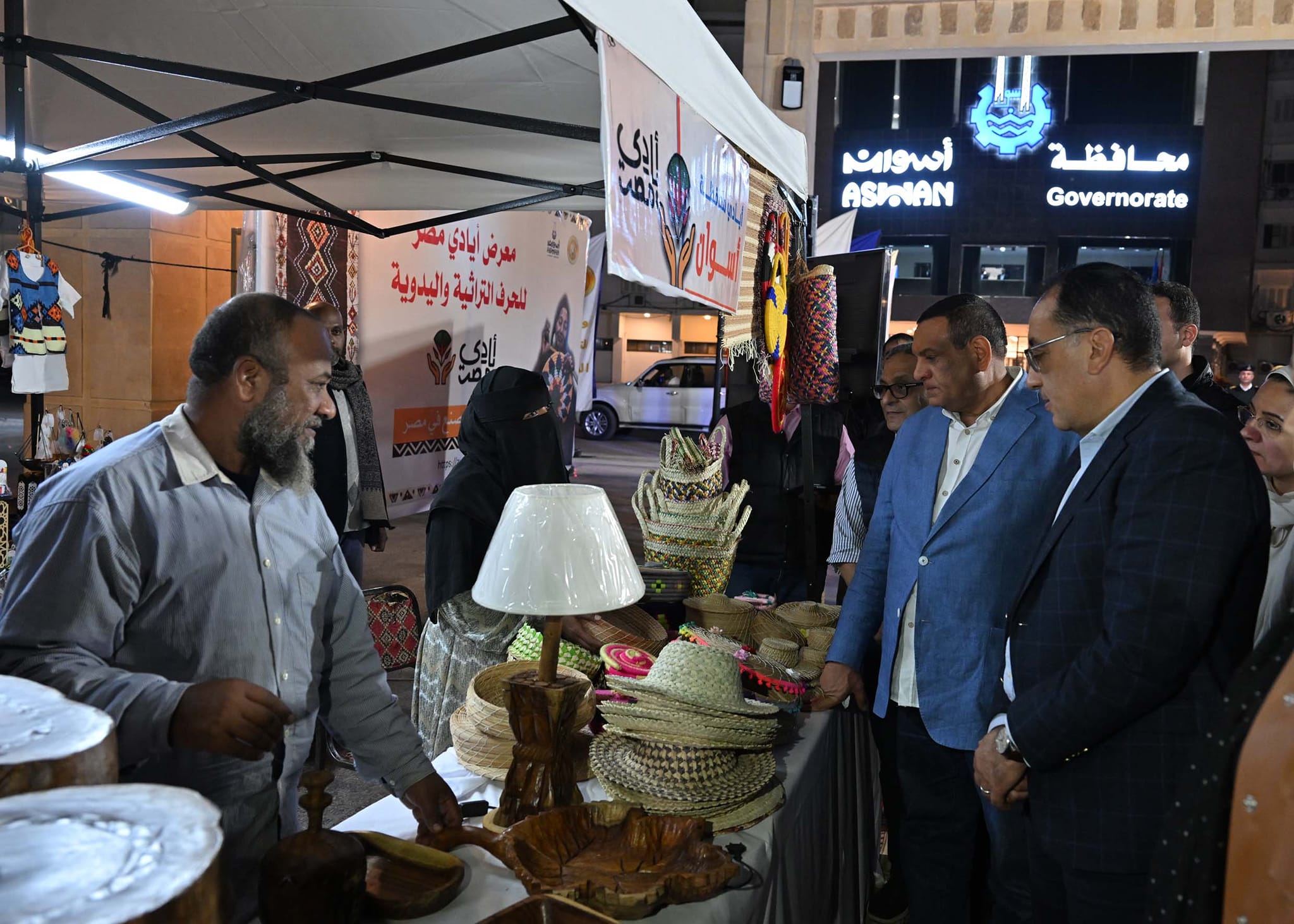 رئيس الوزراء يتفقد معرض أيادي مصر
