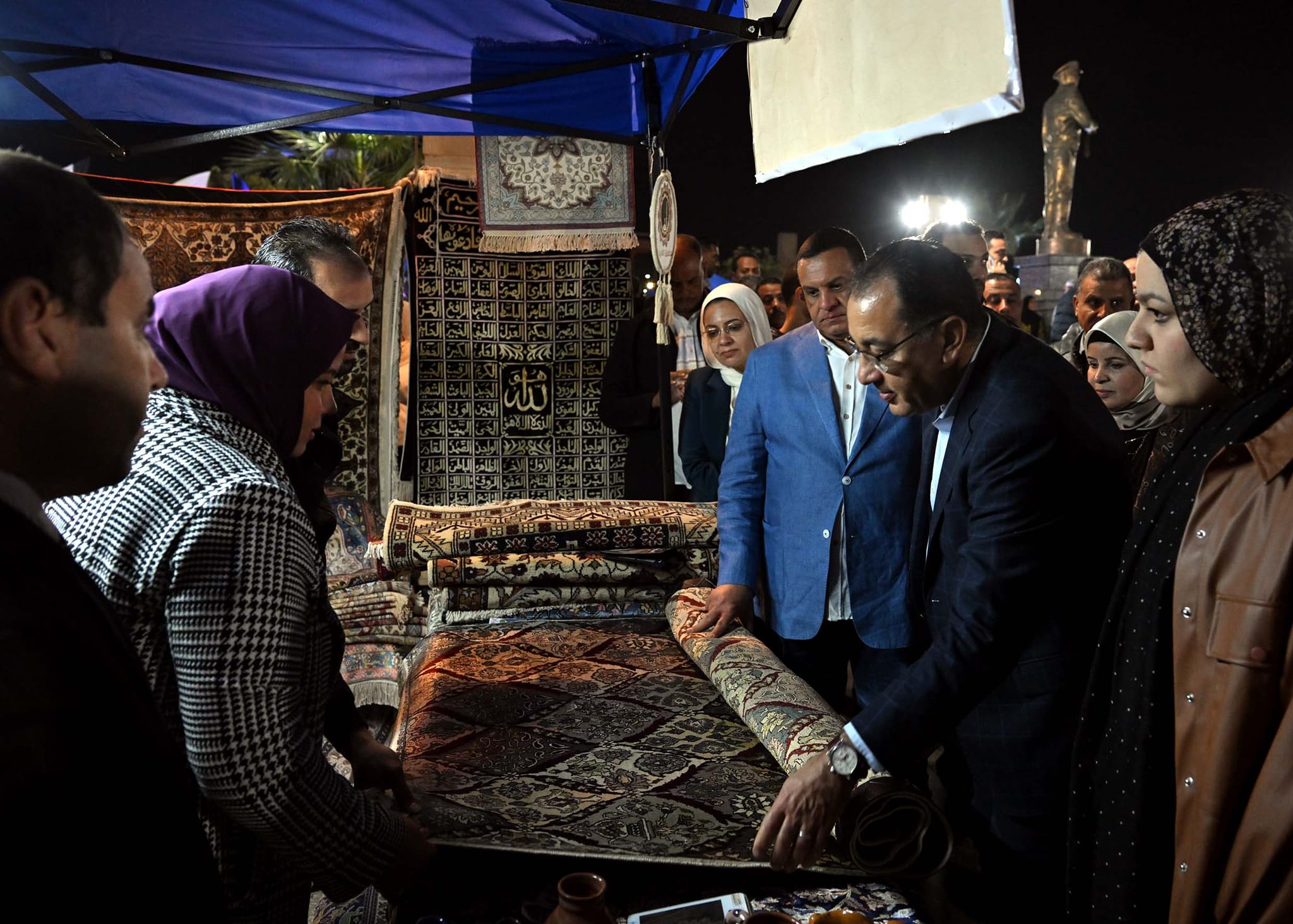 رئيس الوزراء يتفقد معرض أيادي مصر