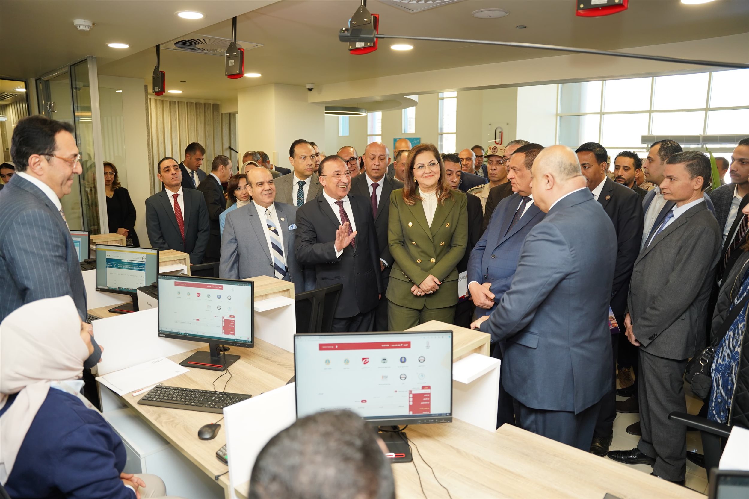 وزيرا التخطيط والتنمية المحلية يفتتحوا مركز خدمات مصر