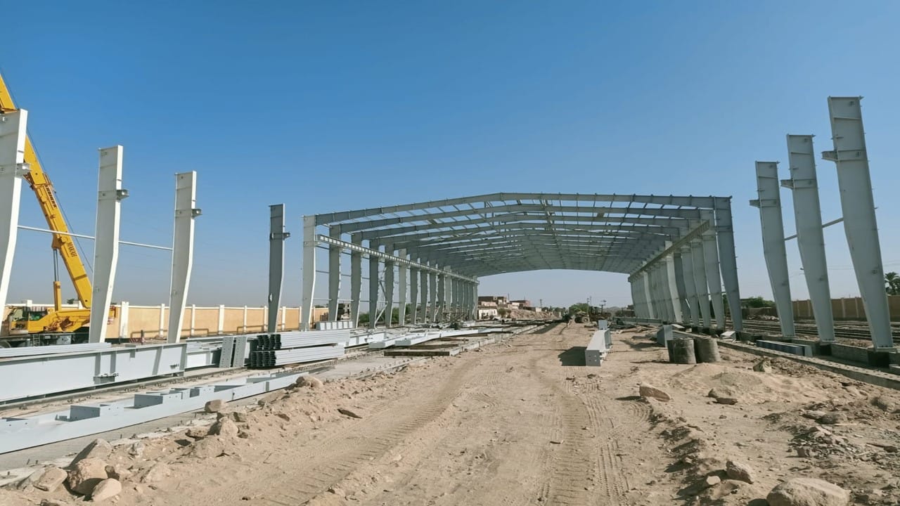 وزير النقل يتفقد ورش اسوان للسكك الحديدية
