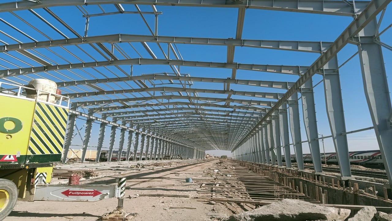 وزير النقل يتفقد ورش اسوان للسكك الحديدية