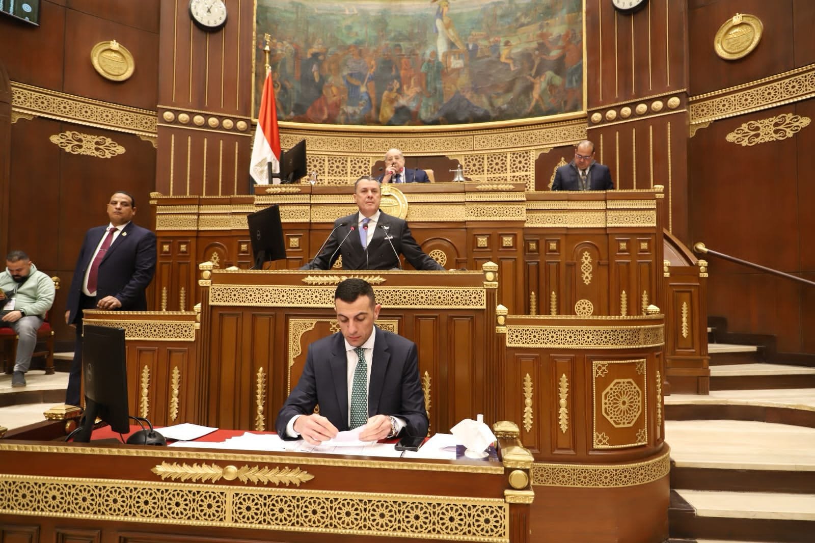 وزير السياحة والآثار يشارك بالجلسة العامة لمجلس الشيوخ