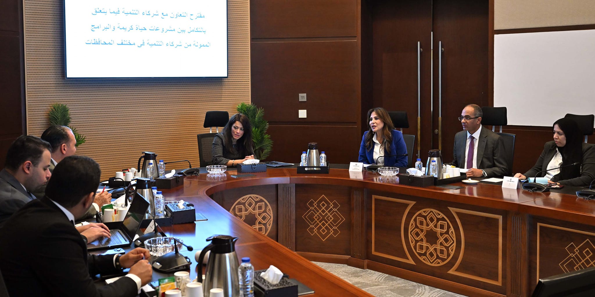 وزيرة التعاون الدولي تعقد اجتماعا بمقر مجلس الوزراء