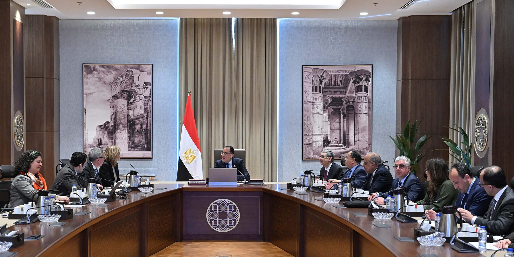 رئيس الوزراء مع مسئولي شركة سكاتك النرويجية