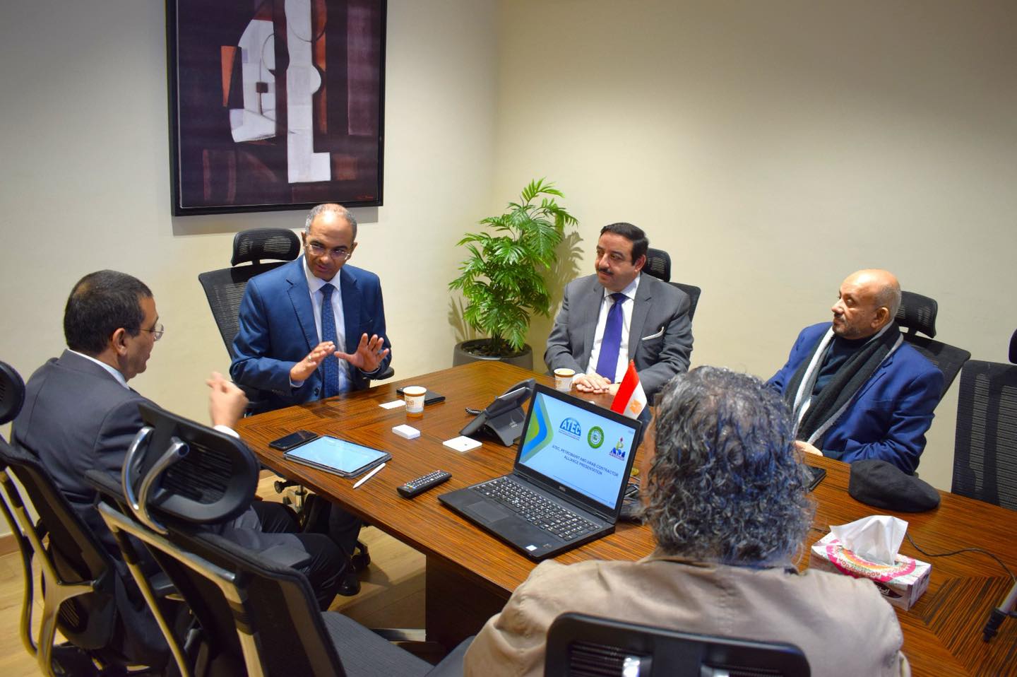 نائب وزير الإسكان يناقش تحسين محطات تنقية مياه الشرب