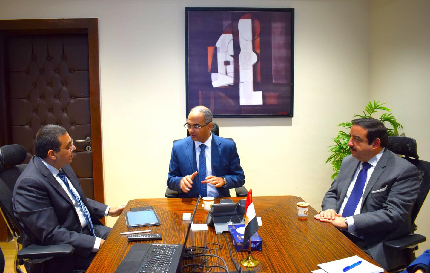 نائب وزير الإسكان يناقش تحسين محطات تنقية مياه الشرب