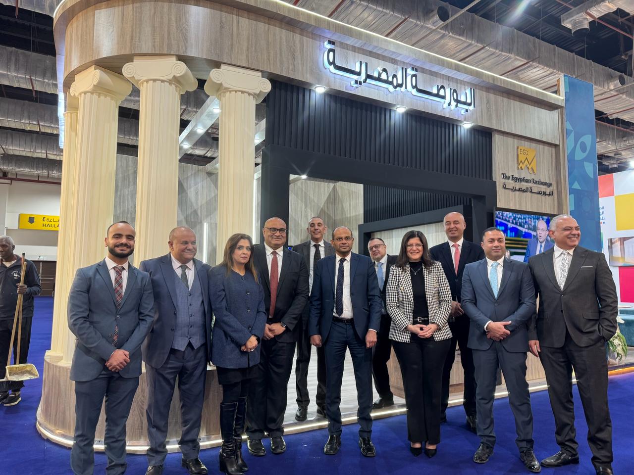 رئيس الوزراء يتفقد جناح البورصة المصرية