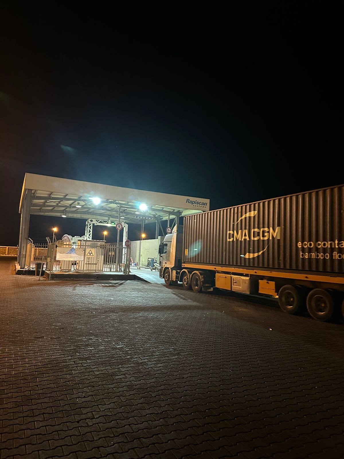 نقل البضائع والشاحنات عبر الخط العربي للنقل البري والبحري