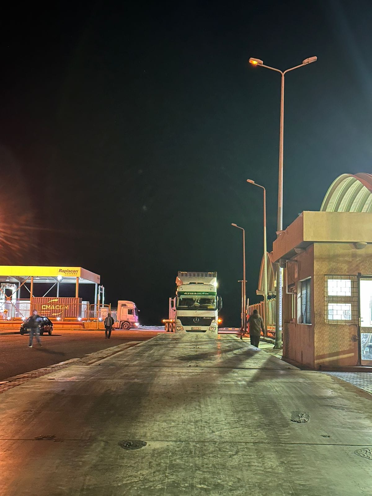 نقل البضائع والشاحنات عبر الخط العربي للنقل البري والبحري