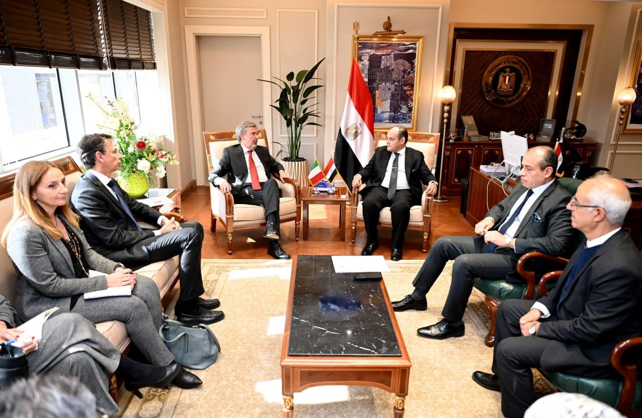 وزير التجارة والصناعة مع سفير إيطاليا بالقاهرة
