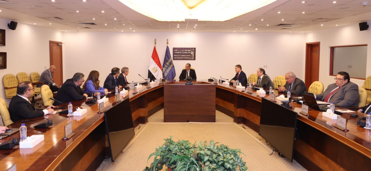 وزير الاتصالات يستقبل وفد من مجموعة فودافون للحلول الذكية