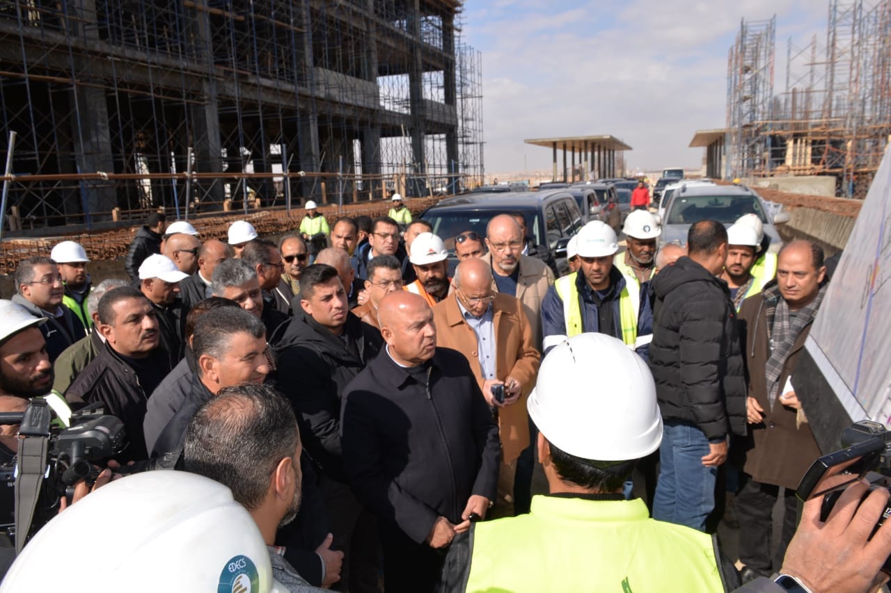 وزير النقل يتفقد مشروع الخط الثاني للقطار الكهربائى السريع