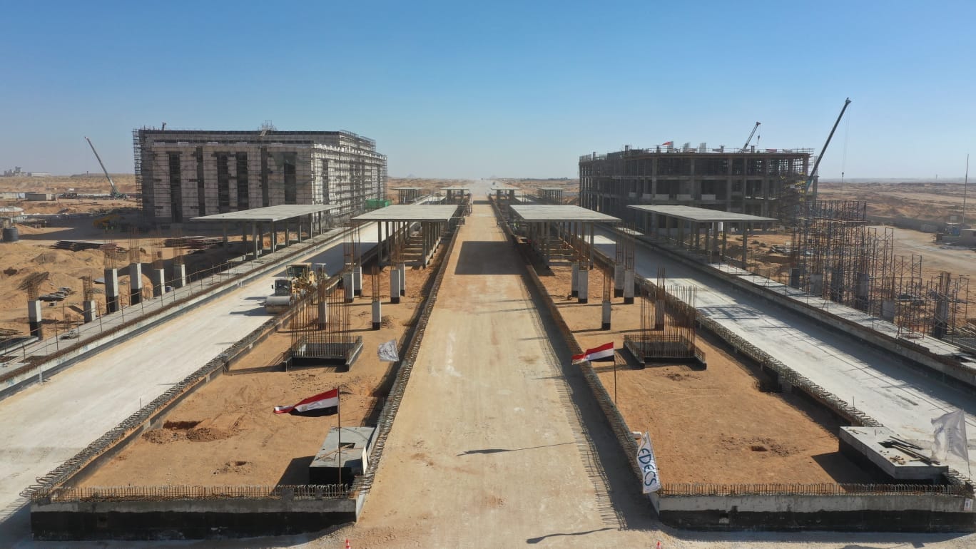 وزير النقل يتفقد مشروع الخط الثاني للقطار الكهربائى السريع