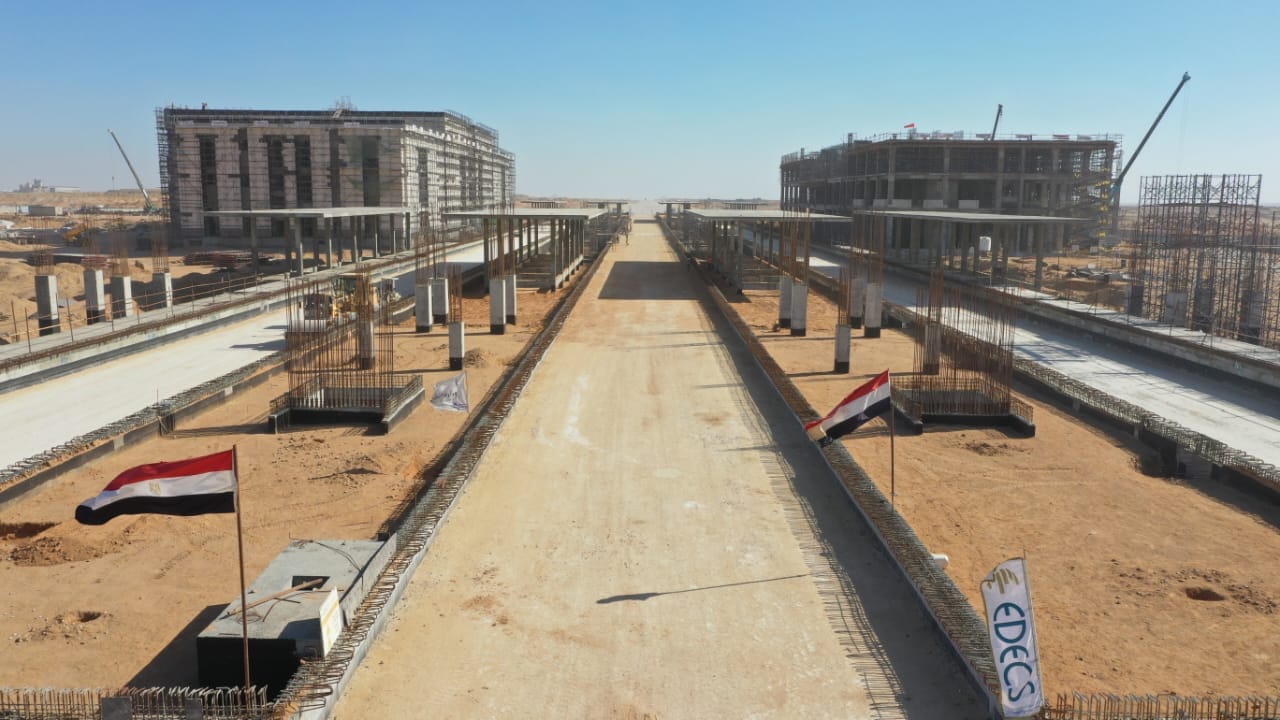 وزير النقل يتفقد مشروع الخط الثاني للقطار الكهربائى السريع
