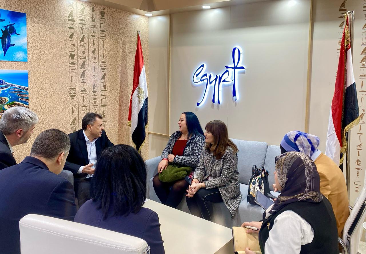 وزير السياحة والآثار يلتقى مجموعة من شركات الطيران الإسبانية