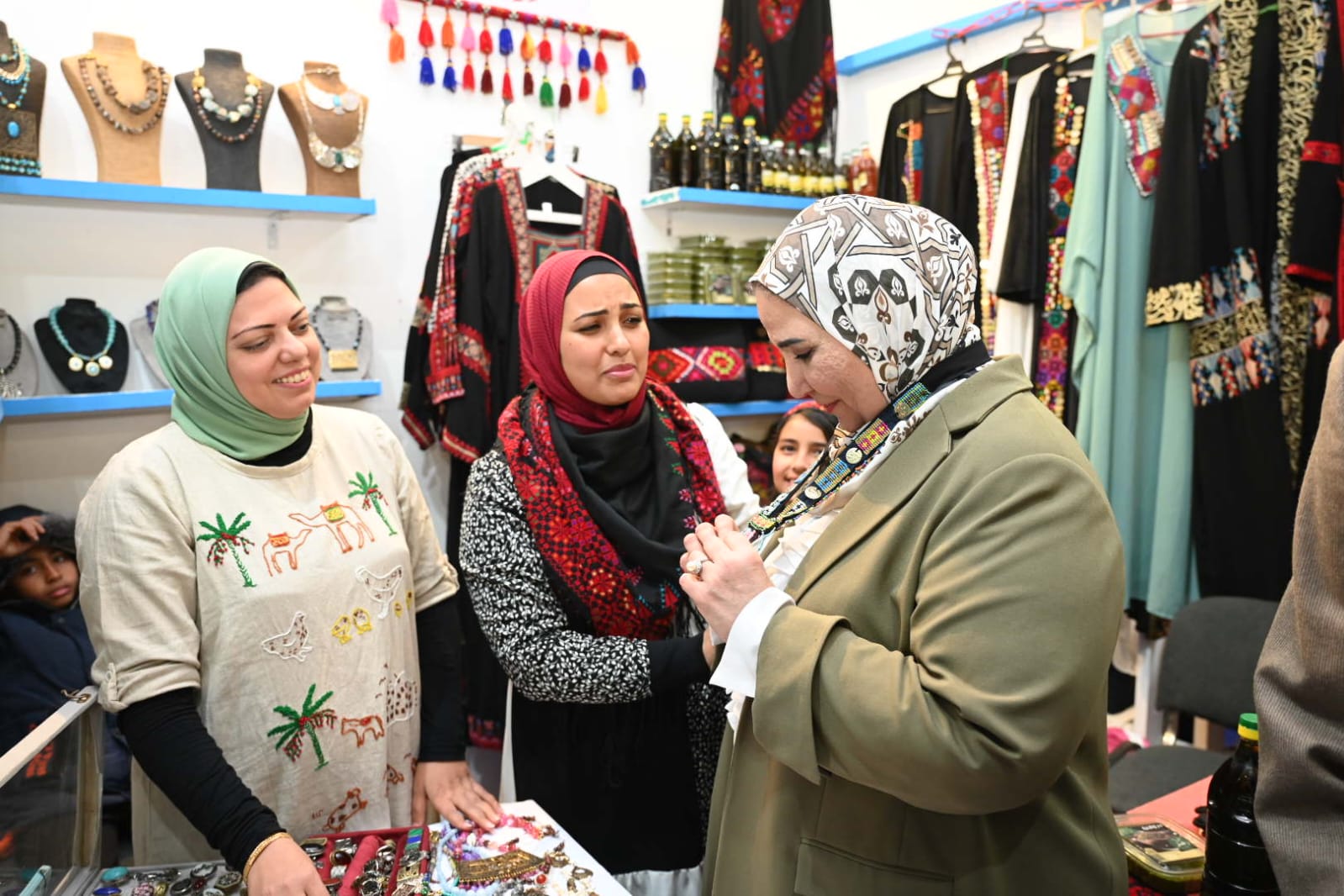 وزيرة التضامن تفتتح معرض ديارنا للحرف اليدوية بالأقصر