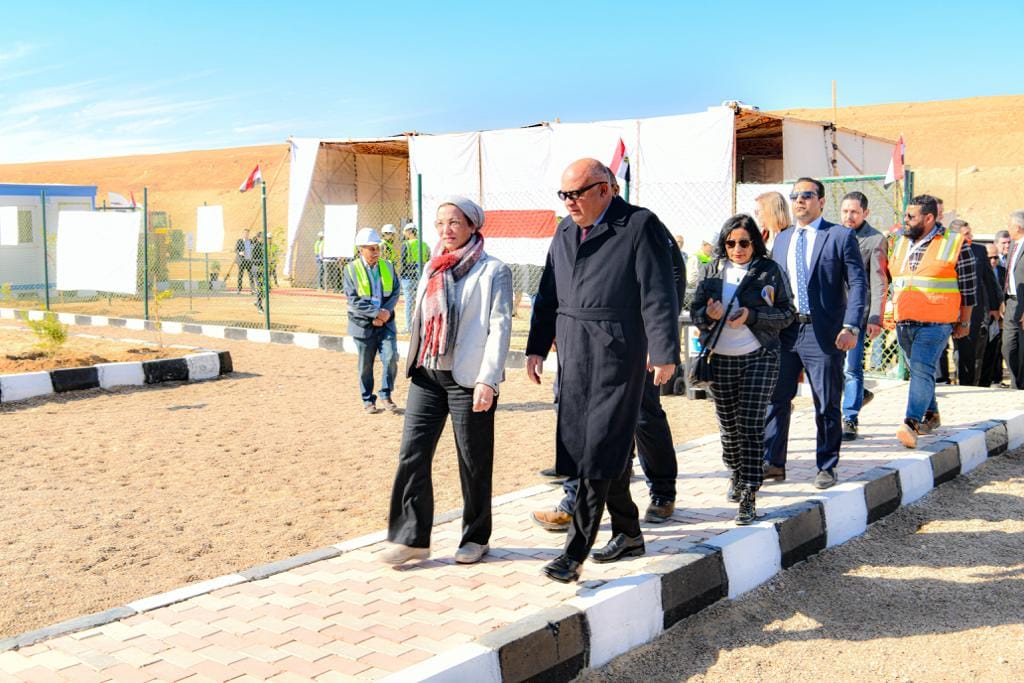 وزيرة البيئة ومحافظ قنا يضعان حجرى الاساس لمصنع المدفن الصحى