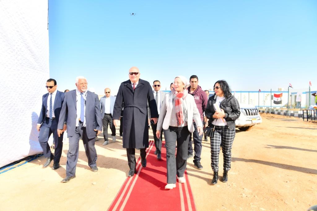 وزيرة البيئة ومحافظ قنا يضعان حجرى الاساس لمصنع المدفن الصحى